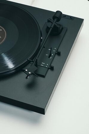 Проигравач вінілу Pro-Ject Automat A1 з вбудованим фонокоректором, повністю автоматичний, перемикач швидкостей 33/45 об/хв, головка Ortofon OM10, чорний