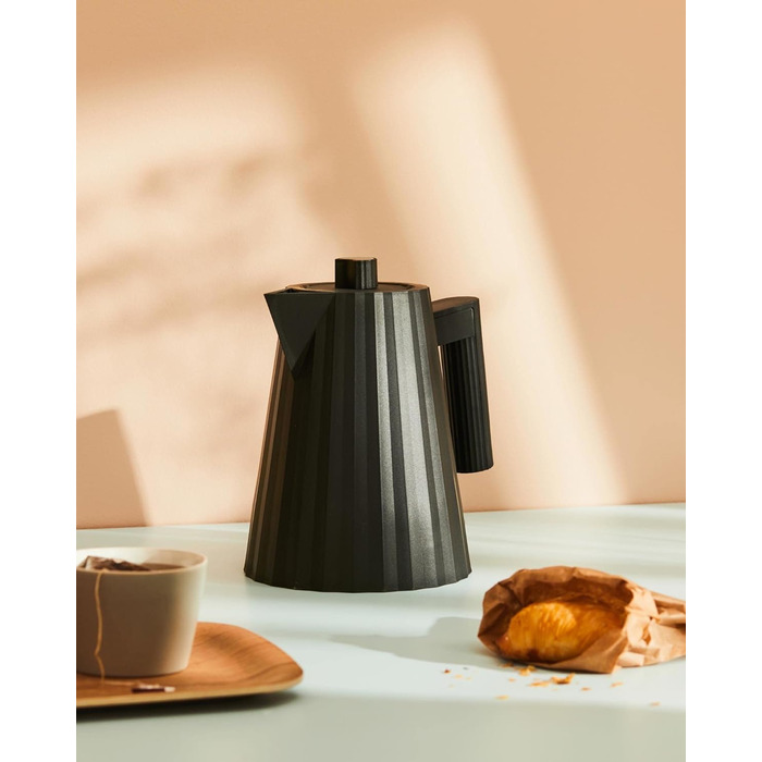 Електричний чайник Alessi Plissé MDL06/1BUK, 100 cl, чорний, з англійським штекером, 2400W