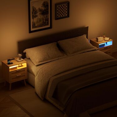 Набір з 2 приліжкових тумбочок з ротангу, LED-підсвічуванням, розетками, регульованим кольором, з відкритим простором та 2 висувними ящиками з ротангу, масивні дерев'яні ніжки, колір дерева (2 шт.)