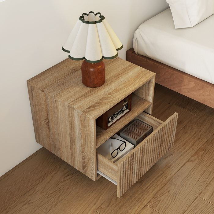 Приліжкова тумбочка з мінімалістичним дизайном без ручок, з відкритою полицею та висувним ящиком, для кріплення до стіни, у світло-коричневому кольорі.