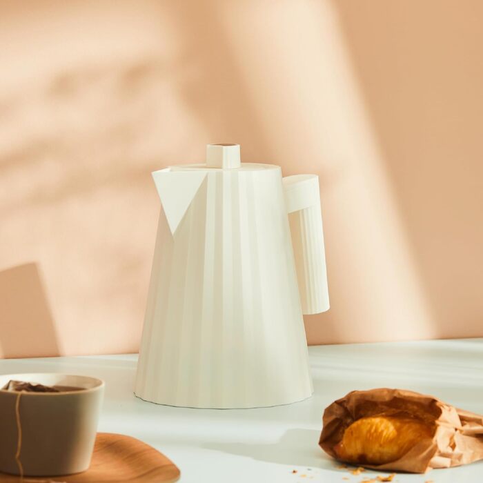 Електричний чайник Alessi Plissé MDL06/1WUK - 1 літр, білий, 2400W, з термопластичного матеріалу, штекер UK, 100 cl