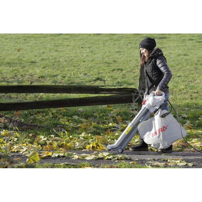 IKRA 74204030 Електричний 3-в-1: пилосос для листя, повітродувка, подрібнювач листя IBV 2800 E, об'єм контейнера 45л, швидкість повітря 275 км/год, 2800 Вт, 230 В, сірий/червоний/чорний