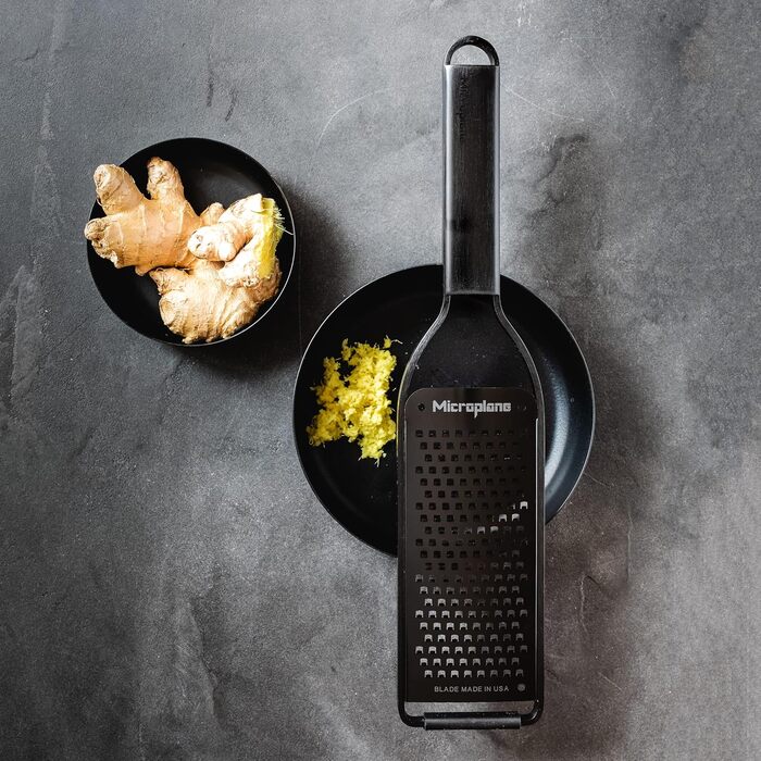 Терка кухонна Microplane Grob з нержавіючою сталлю, Made in USA, для сиру, моркви, імбиру, кокосу та хріну, серія Black Sheep, чорна, велика решітка