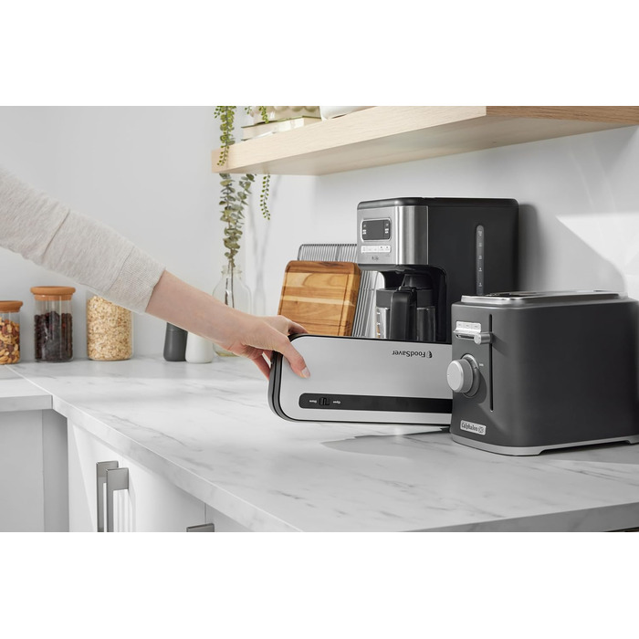 Вакууматор для продуктів Foodsaver FFS005X з вбудованим відсіком для рулонів, різаком та режимом для делікатних продуктів, комплект вакуумних пакетів