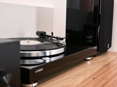 Програвач вінілових платівок Yamaha TT-S303 з ремінним приводом, вбудованим передпідсилювачем, перемикачем Phono/Line, Hi-Fi, чорний