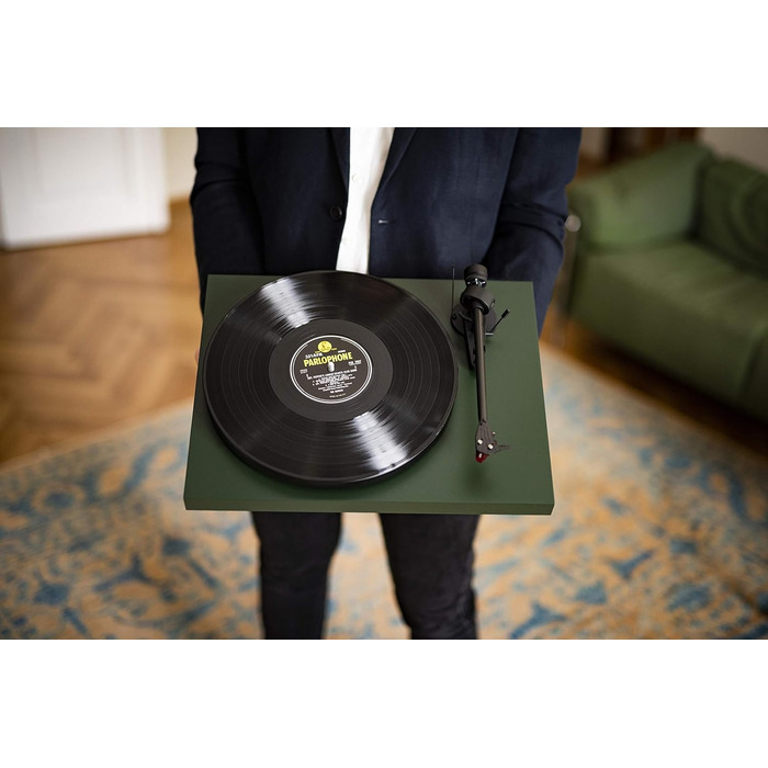 Програвач вінілу Pro-Ject Debut Carbon EVO з карбоновим тонармом, електронним перемикачем швидкостей і встановленою голівкою Ortofon 2M Red, сатиновий темно-зелений