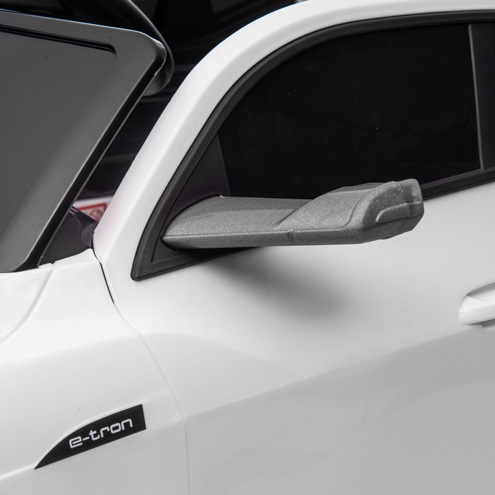 HOMCOM Електромобіль для дітей 12V, модель Audi E-tron з дистанційним керуванням, ременем безпеки, музикою (MP3/USB/TF), ідеальний для дітей 3-5 років, максимальна швидкість 3-5 км/год, колір – білий.