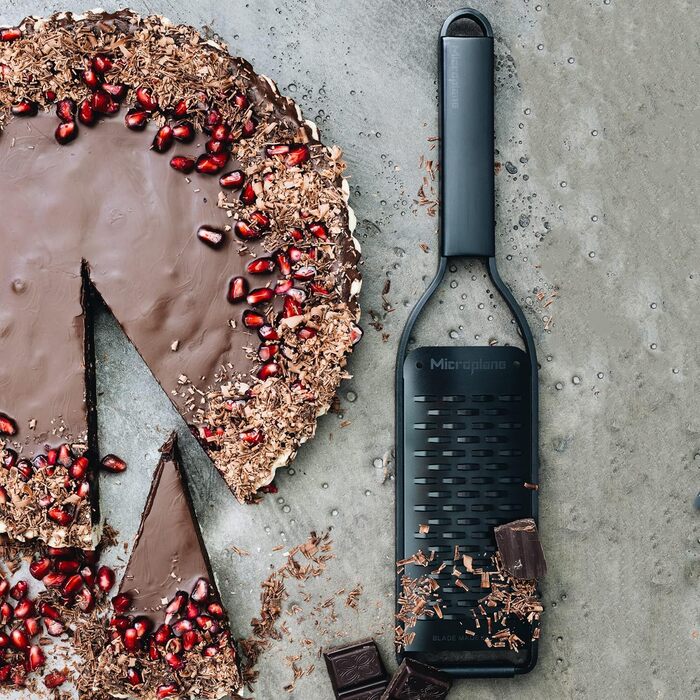 Терка кухонна Microplane Grob з нержавіючої сталі, Made in USA, для сиру, моркви, імбиру, кокосу та хріну, серія Black Sheep (чорна, 2-стороння)