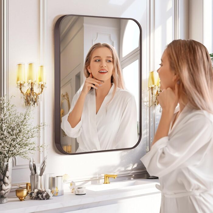 Дзеркало для ванної кімнати на стіну з округлим прямокутним дизайном та коричневим металевим каркасом. Підходить для ванної, передпокою, вітальні, спальні. Вертикальна або горизонтальна орієнтація. Розміри: 91.4 x 61 см, колір: брашований титан.