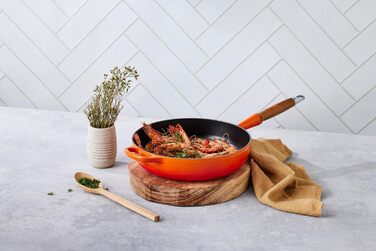 LE CREUSET сковорода жаровня з чавуну з дерев'яним ручками 28 см, колір 'Огневий Рубін'