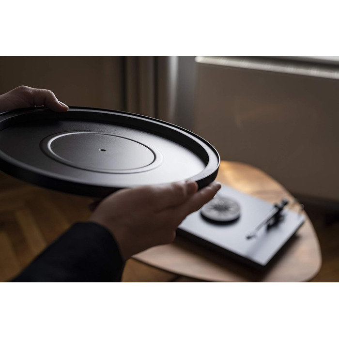 Програвач вінілу Pro-Ject Debut Carbon EVO з карбоновим тонармом, електронним перемикачем швидкості та голкою Ortofon 2M Red, глянцевий чорний