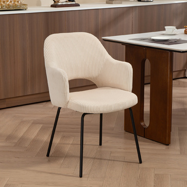 Стілець для обідньої зони HOMCOM з м'яким оббивкою, ергономічною формою сидіння, металевими ніжками та підставкою для ніг, бежевого кольору.