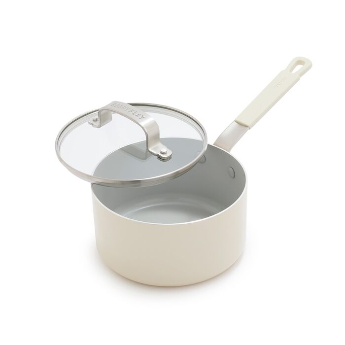 Набір сковорідок GreenPan x Bobby Flay: 20.3 см та 25.4 см, з антипригарним покриттям, без PFAS, з алмазної кераміки, для індукційних плит, з силіконовою ручкою, легко миються, сумісні з посудомийною машиною. Також входить каструля 1.67 л з кришкою, кремо