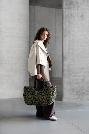 Сумка Reisenthel Loopshopper L – стильна та містка, з водонепроникним покриттям та кишенями з перероблених PET-пляшок, колір Gold (Teddy Leo Olive)