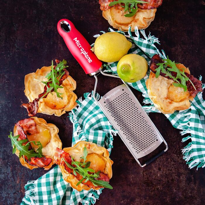 Тёрка Microplane® Fein для сыра, цитрусовых, чеснока, чили, корицы и мускатного ореха с лезвиями из нержавеющей стали - Made in USA (Красный, Тонкая лезвие)