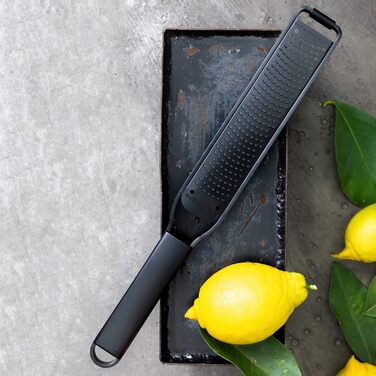 Терка кухонна Microplane Grob з нержавіючої сталі, Made in USA, для сиру, моркви, імбиру, кокосу та хріну, серія Black Sheep (чорна, цитрус)