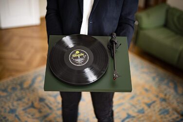 Програвач вінілу Pro-Ject Debut Carbon EVO з карбоновим тонармом, електронним перемикачем швидкостей і встановленою голівкою Ortofon 2M Red, сатиновий темно-зелений