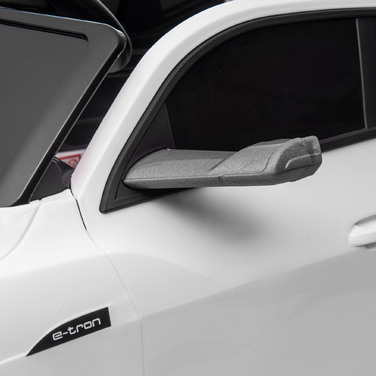 HOMCOM Електромобіль для дітей 12V, модель Audi E-tron з дистанційним керуванням, ременем безпеки, музикою (MP3/USB/TF), ідеальний для дітей 3-5 років, максимальна швидкість 3-5 км/год, колір – білий.