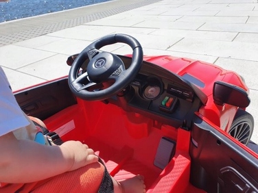 Дитячий електромобіль Mercedes AMG GTR зі шкіряним салоном, EVA