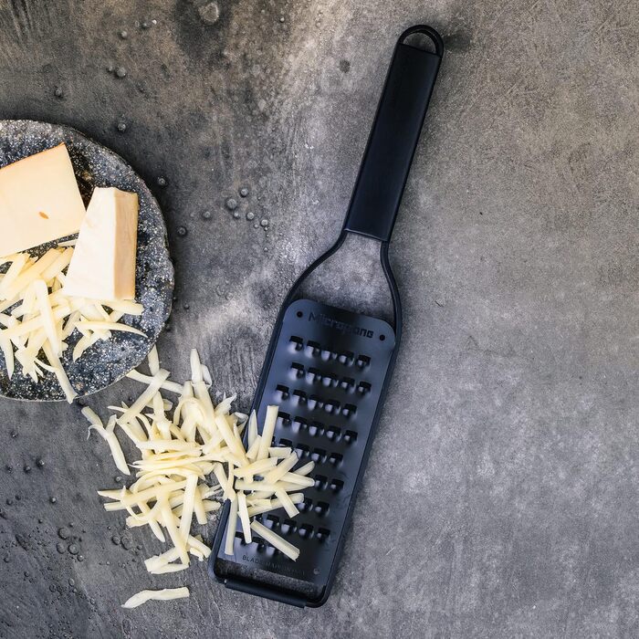 Терка кухонна Microplane Grob з нержавіючої сталі, Made in USA, для сиру, моркви, імбиру, кокосу та хріну, серія Black Sheep (чорна, дуже груба)