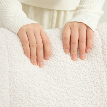 Крісло-гойдалка з м'якою оббивкою та товстим шаром наповнювача, кремово-білого кольору