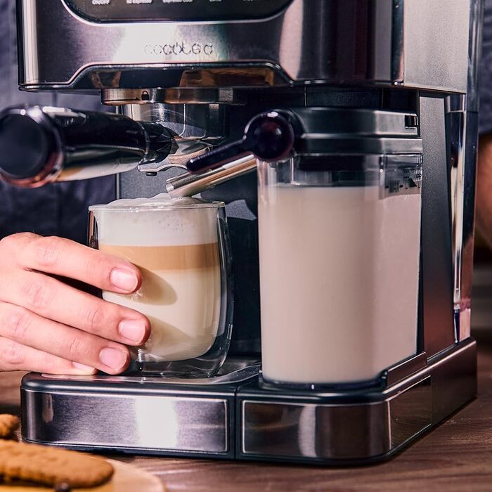 Кавомашина Cecotec Halbautomatische Express-Kaffeemaschine Power Espresso 20 ColdBrew Latte: 1350 Вт, 20 бар, холодний/теплий/гарячий, сенсорний екран, 1.5 л резервуар для води, 500 мл молока, підігрівач чашок, подвійний портафільтр