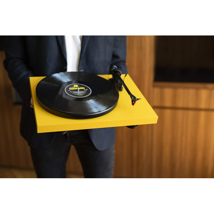 Вініловий програвач Pro-Ject Debut Carbon EVO з карбоновим тонармом, електронним перемикачем швидкостей і картриджем Ortofon 2M Red (сатиновий жовтий)