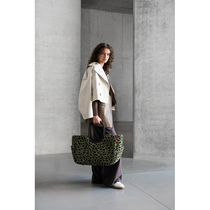 Сумка Reisenthel Loopshopper L – стильна та містка, з водонепроникним покриттям та кишенями з перероблених PET-пляшок, колір Gold (Teddy Leo Olive)