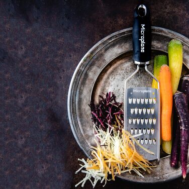 Терка кухонна Microplane Fine Julienne для овочів та фруктів (чорна, з нержавіючої сталі) - Made in USA