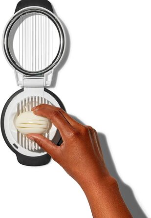 Яйцерізка OXO - швидка і легка нарізка яєць - можна мити в посудомийній машині - чорний/білий