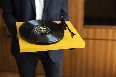 Вініловий програвач Pro-Ject Debut Carbon EVO з карбоновим тонармом, електронним перемикачем швидкостей і картриджем Ortofon 2M Red (сатиновий жовтий)