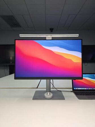 BenQ ScreenBar Pro LED лампа для монітора – безвідблисккове світло, автоматичне вмикання/вимикання, універсальна клямка, надширока підсвітка, регульована колірна температура та яскравість, автоматичне регулювання яскравості, чорний (сріблястий)