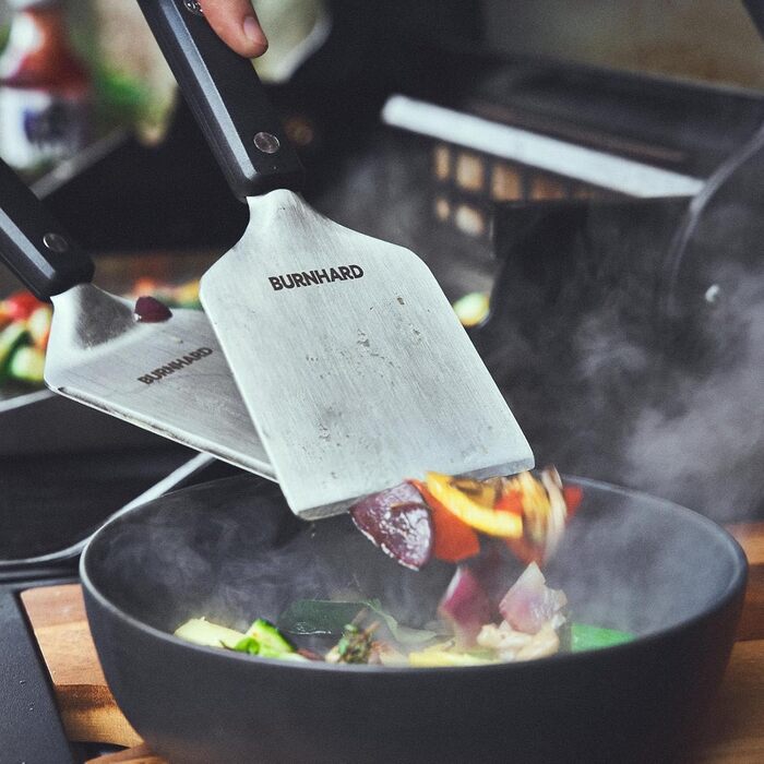 Набір гриль-посуду BURNHARD 5 предметів, 42 см, акацієве дерево, нержавіюча сталь. Комплектація: щипці, лопатка, виделка, щітка, знімач нагару.