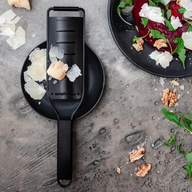 Терка кухонна Microplane Grob з нержавіючої сталі, Made in USA, для сиру, моркви, імбиру, кокосу та хріну, серія Black Sheep (чорна, велика)