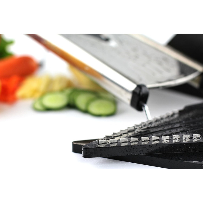 Мандоліна для нарізання овочів Chef's INSPIRATIONS з V-подібною лезою, овочевий терт, слайсер та джигунер. В комплекті 6 насадок, щітка для чищення та захисний рукавичка. Нержавіюча сталь.