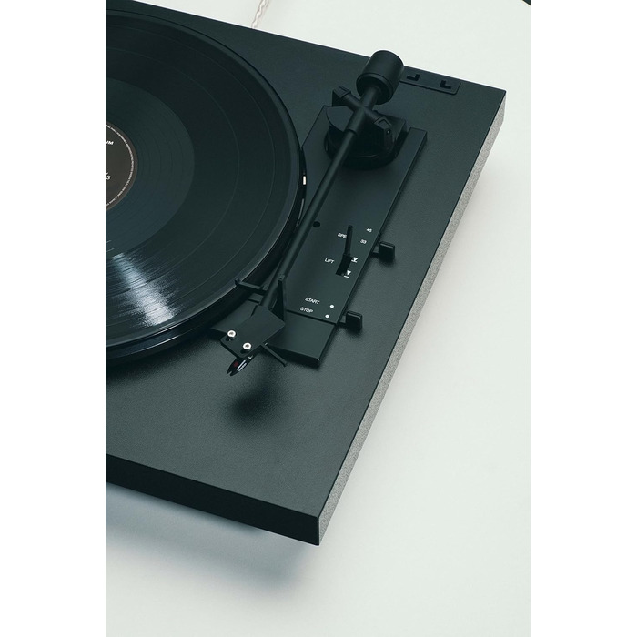 Проигравач вінілу Pro-Ject Automat A1 з вбудованим фонокоректором, повністю автоматичний, перемикач швидкостей 33/45 об/хв, головка Ortofon OM10, чорний