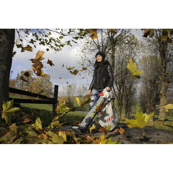 IKRA 74204030 Електричний 3-в-1: пилосос для листя, повітродувка, подрібнювач листя IBV 2800 E, об'єм контейнера 45л, швидкість повітря 275 км/год, 2800 Вт, 230 В, сірий/червоний/чорний