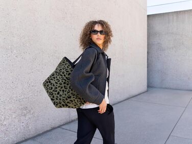 Сумка-шопер Reisenthel Shopper M Teddy Leo Olive – містка та стильна, з водовідштовхувального матеріалу