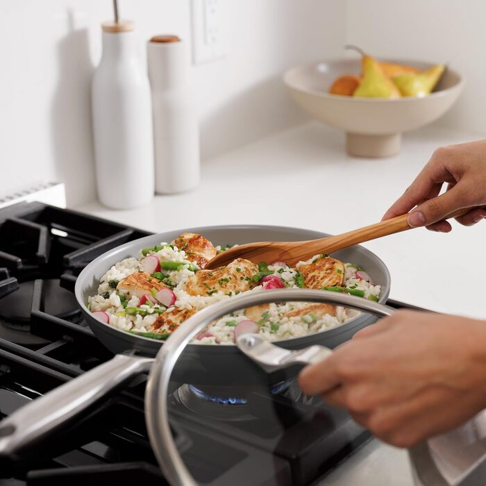 Набір посуду Ninja Extended Life з керамічним покриттям (5 предметів): сковороди 20 та 24 см, каструлі з кришками 16, 18 та 20 см, сковорода-вок 26 см. Без ПФОА, свинцю та кадмію, безпечне для здоров'я, витримує температуру до 285°C.