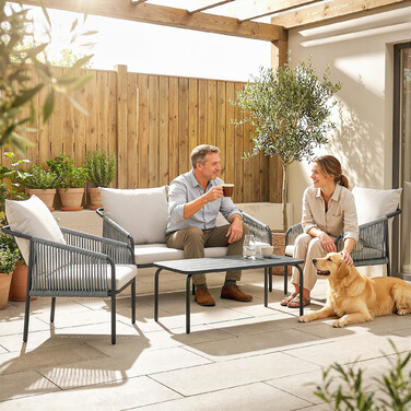 Набір садово-патіо меблів на 4 місця з ротангу: двомісний диван, 2 крісла, журнальний столик, знімні подушки та стрічки для кріплення.