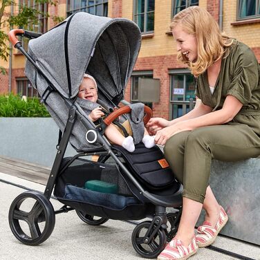 Дитяча коляска Kinderkraft Grande Plus, сіра/рожева, від народження до 22 кг, складається однією рукою, регульована спинка, великий капюшон з віконцем, амортизація всіх коліс, просторе сидіння