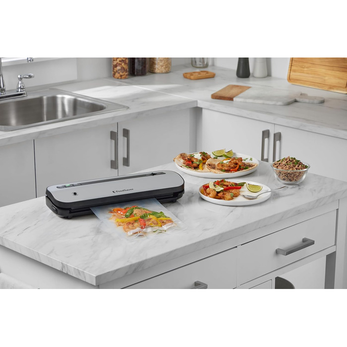 Вакууматор для продуктів Foodsaver FFS005X з вбудованим відсіком для рулонів, різаком та режимом для делікатних продуктів, комплект вакуумних пакетів