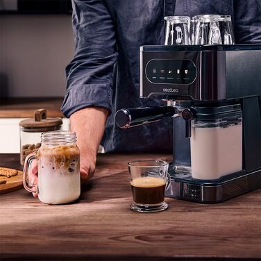 Кавомашина Cecotec Halbautomatische Express-Kaffeemaschine Power Espresso 20 ColdBrew Latte: 1350 Вт, 20 бар, холодний/теплий/гарячий, сенсорний екран, 1.5 л резервуар для води, 500 мл молока, підігрівач чашок, подвійний портафільтр