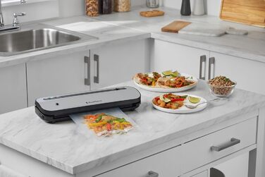 Вакууматор для продуктів Foodsaver FFS005X з вбудованим відсіком для рулонів, різаком та режимом для делікатних продуктів, комплект вакуумних пакетів