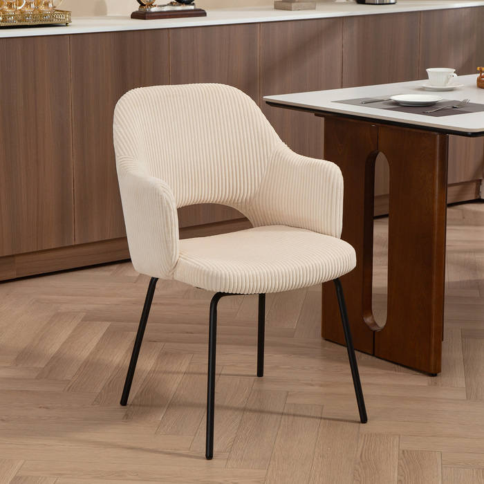 Стілець для обідньої зони HOMCOM з м'яким оббивкою, ергономічною формою сидіння, металевими ніжками та підставкою для ніг, бежевого кольору.