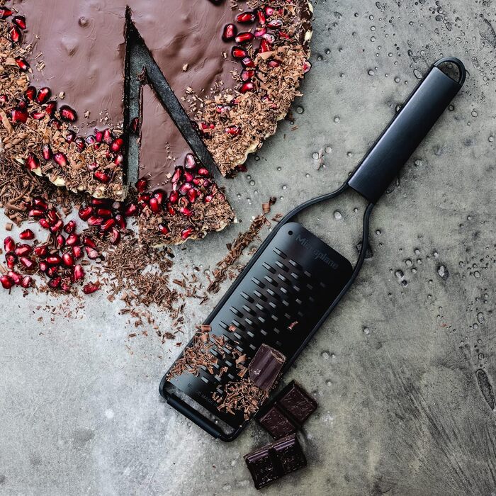 Терка кухонна Microplane Grob з нержавіючої сталі, Made in USA, для сиру, моркви, імбиру, кокосу та хріну, серія Black Sheep (чорна, 2-стороння)