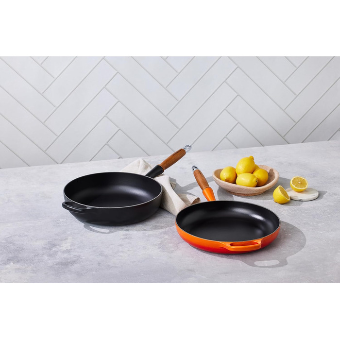 Сковорода Le Creuset Signature з чавуну з дерев'яним ручками, 24 см, кольору 'Огненний Рубін'