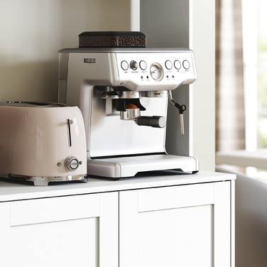 Кухонна шафа у скандинавському стилі з 4 дверцятами, регульованими полицями, скляними фасадами та відкритою полицею. Виготовлена з ДСП та МДФ, колір – білий.