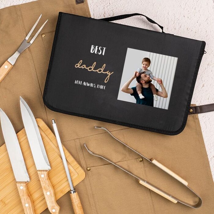 Wanapix Персоналізований набір для барбекю | 6 аксесуарів (2 ножі, заточувач, ніж для нарізання, щипці, бамбукова дошка) | Найкращий тато