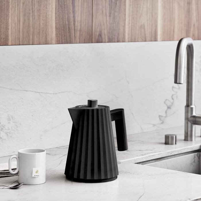 Електричний чайник Alessi Plissé MDL06/1BUK, 100 cl, чорний, з англійським штекером, 2400W